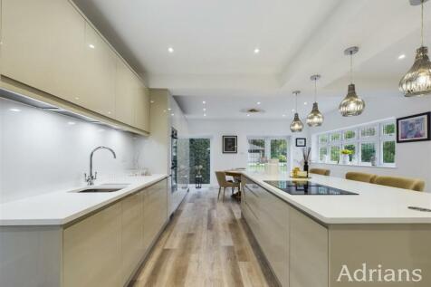 KITCHEN / DINING /