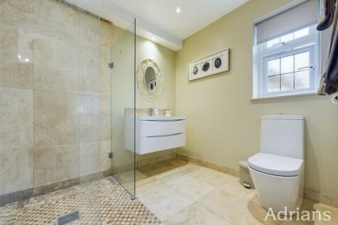 EN-SUITE SHOWER ROOM
