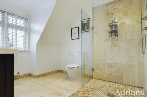 EN-SUITE SHOWER ROOM