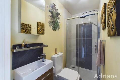 EN-SUITE SHOWER ROOM