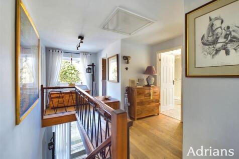 FIRST FLOOR LANDING