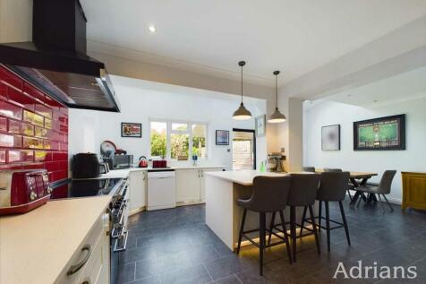 KITCHEN / DINING /