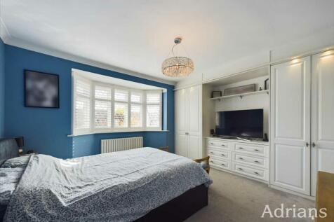 MAIN BEDROOM