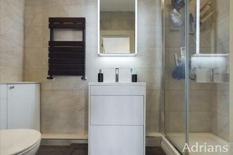 EN-SUITE SHOWER ROOM