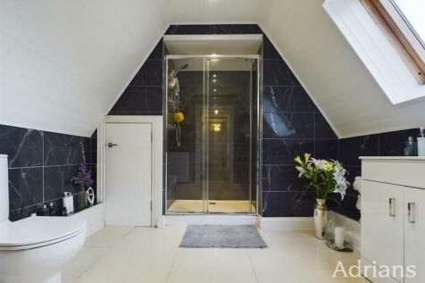 EN-SUITE SHOWER ROOM