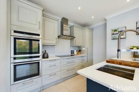 KITCHEN / DINING