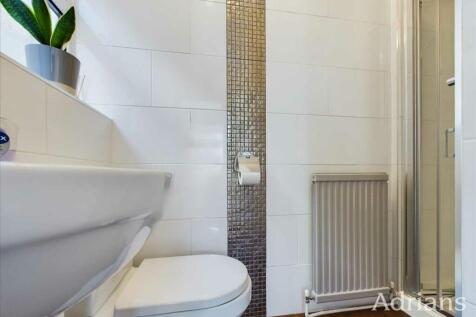 CLOAKROOM / SHOWER