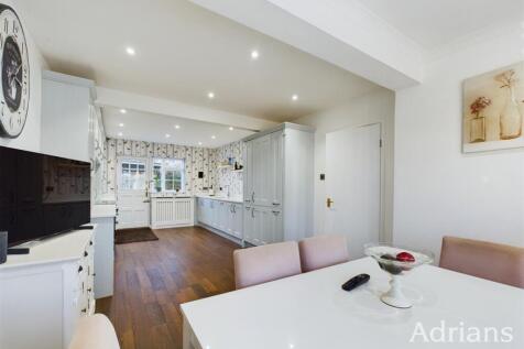 KITCHEN / DINING