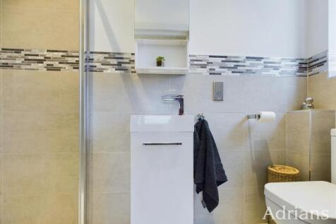 EN-SUITE SHOWER ROOM