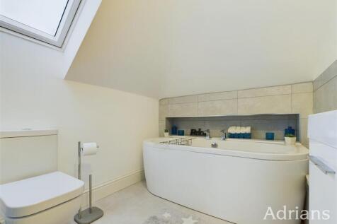 EN-SUITE BATHROOM