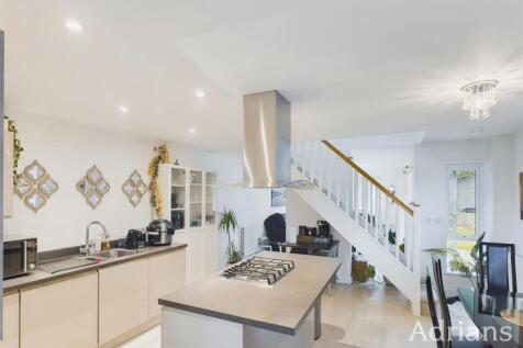 KITCHEN / DINING