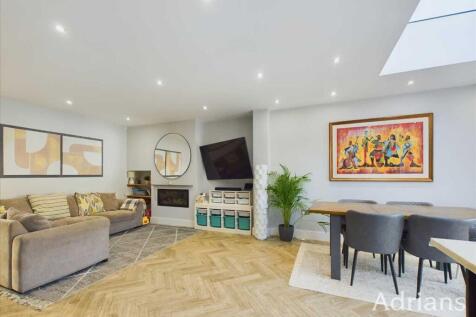LARGE KITCHEN/DINING