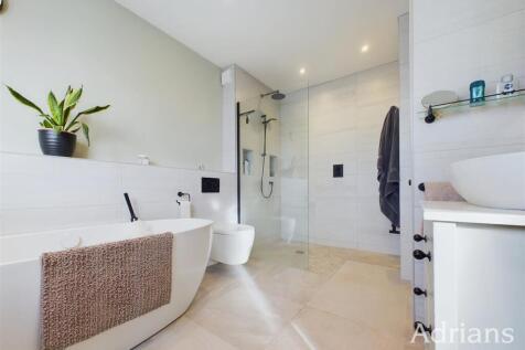 BATH / SHOWER ROOM