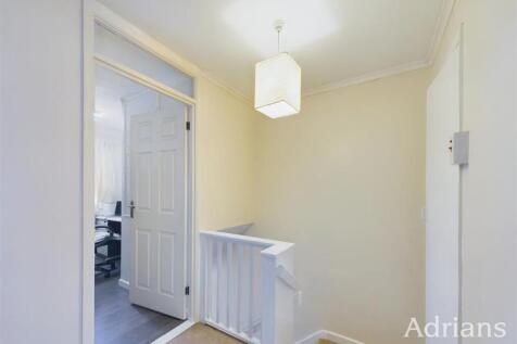FIRST FLOOR LANDING
