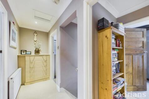 FIRST FLOOR LANDING