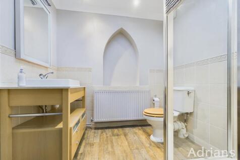EN-SUITE SHOWER ROOM