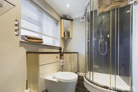 EN-SUITE SHOWER ROOM