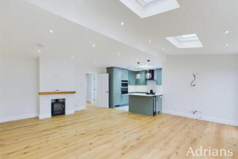 KITCHEN / DINING /