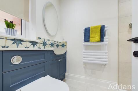 EN-SUITE SHOWER ROOM