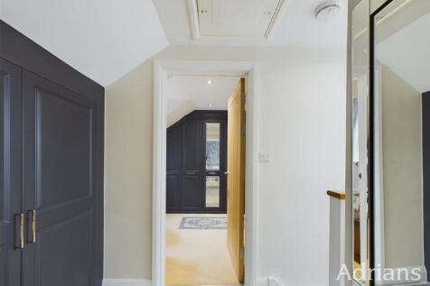FIRST FLOOR LANDING