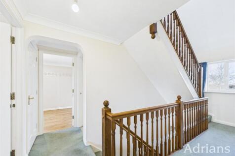 FIRST FLOOR LANDING