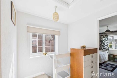 FIRST FLOOR LANDING