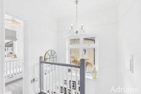FIRST FLOOR LANDING