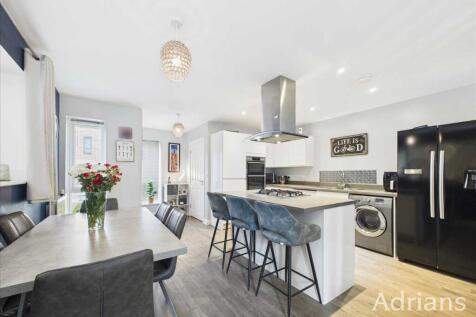 KITCHEN / DINING
