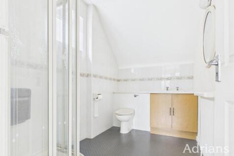 EN-SUITE SHOWER ROOM