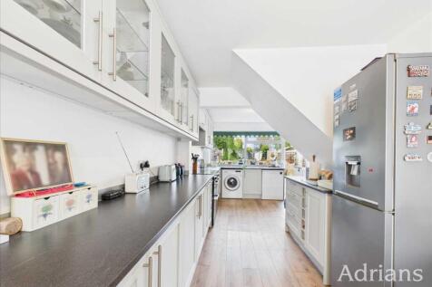 KITCHEN / DINING