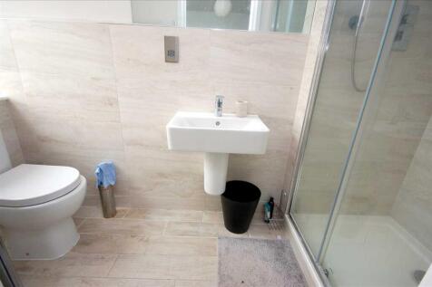 EN-SUITE SHOWER ROOM