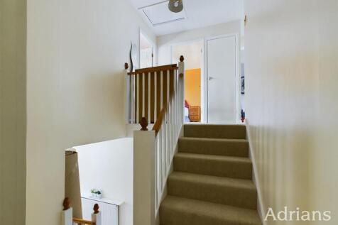FIRST FLOOR LANDING