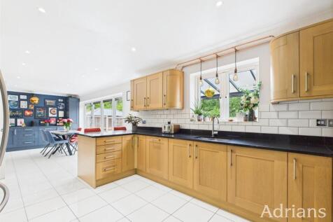 KITCHEN / DINING