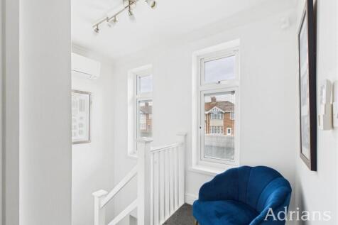 FIRST FLOOR LANDING