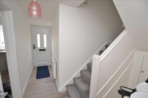 SPACIOUS HALLWAY