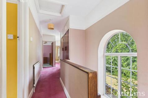 FIRST FLOOR LANDING