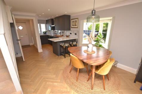 KITCHEN / DINING
