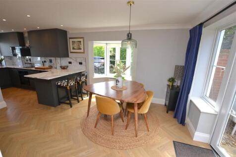 KITCHEN / DINING