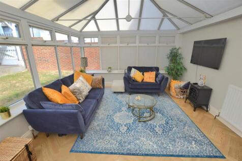 LOUNGE /