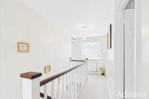 FIRST FLOOR LANDING