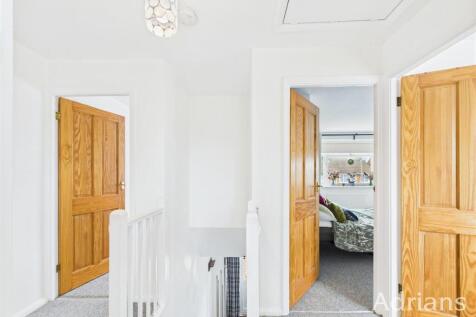 FIRST FLOOR LANDING