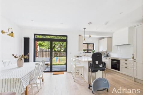 KITCHEN / DINING