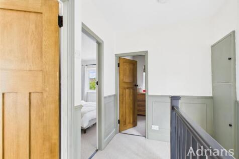 FIRST FLOOR LANDING