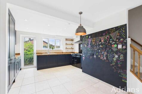 KITCHEN / DINING