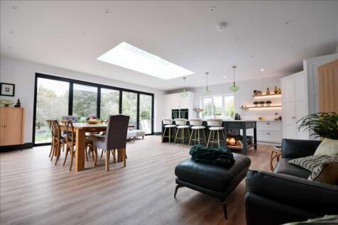KITCHEN / DINING /