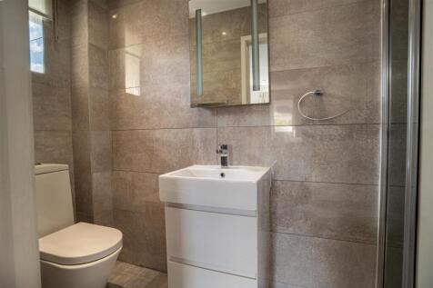 EN-SUITE SHOWER ROOM