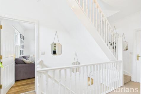 FIRST FLOOR LANDING