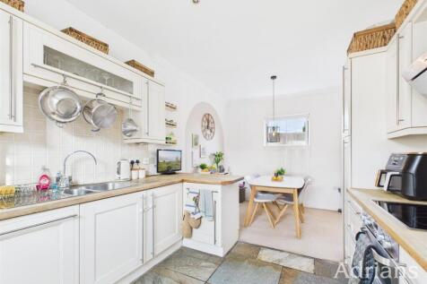 KITCHEN / DINING