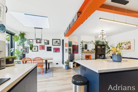 KITCHEN / DINING /