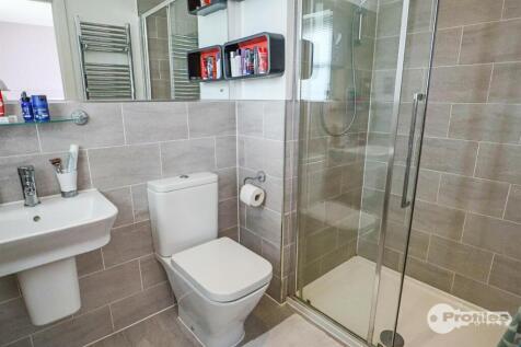 En Suite Shower (front)